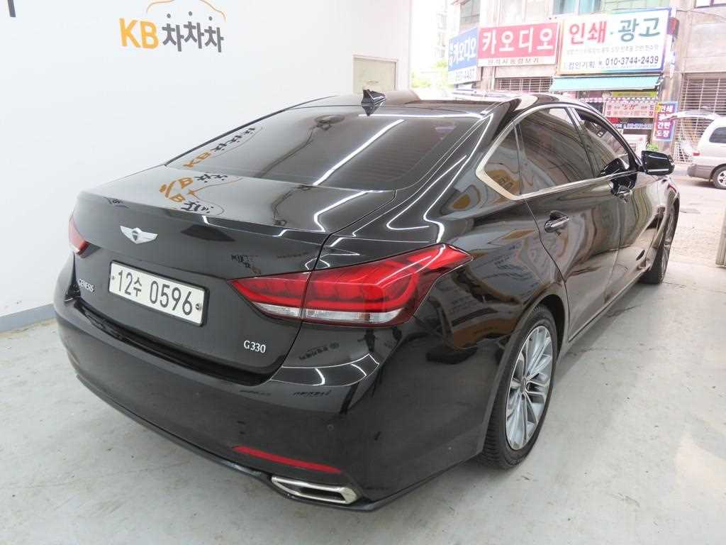 HYUNDAI Genesis - Vista 3