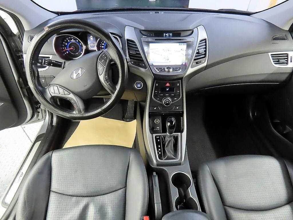 HYUNDAI Avante - Vista 7