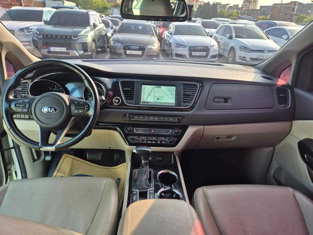 KIA Carnival - Vista 8
