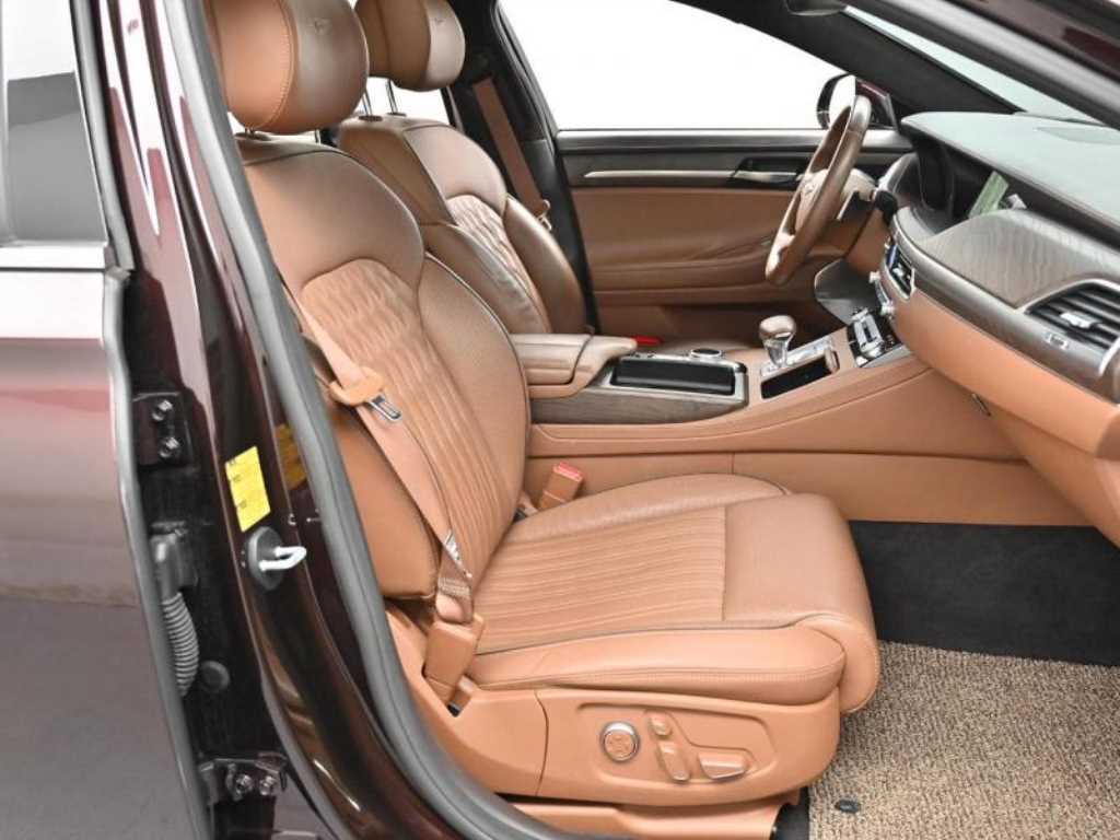 Genesis G90 - Vista 10