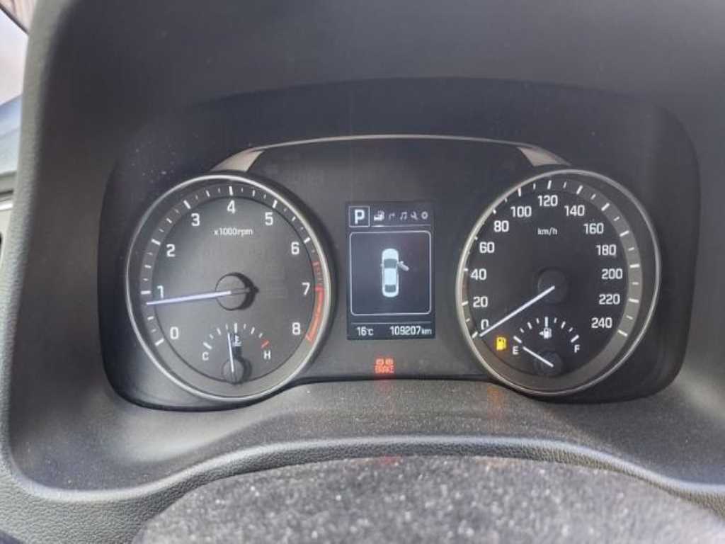 HYUNDAI Avante - Vista 5