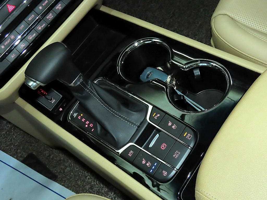 KIA Carnival - Vista 12