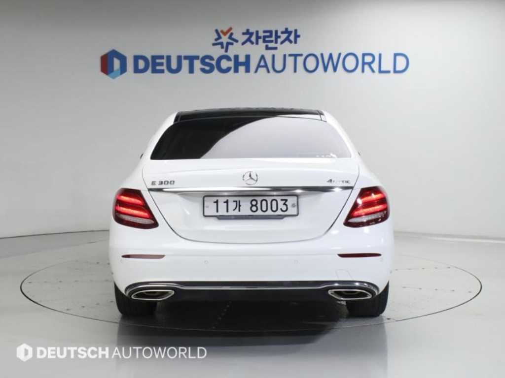 Mercedes Benz E class - Vista 4