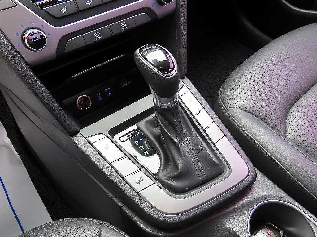 HYUNDAI Avante - Vista 10