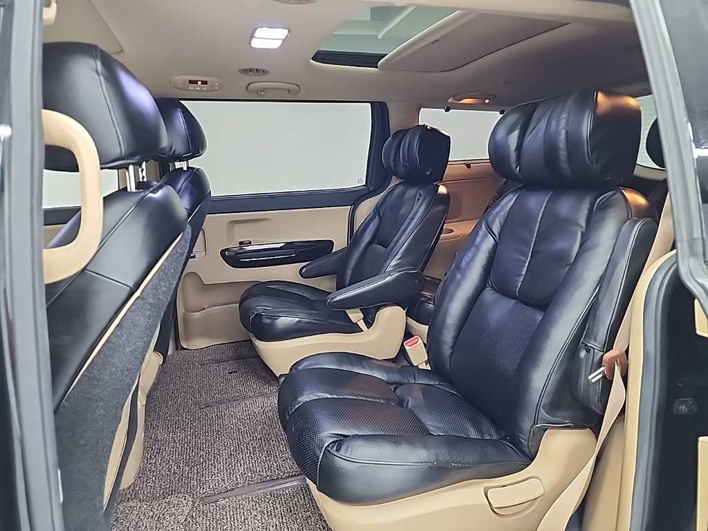 KIA Carnival - Vista 12