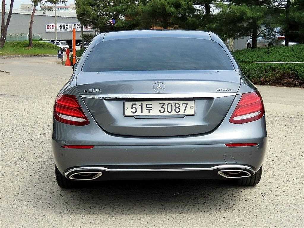 Mercedes Benz E class - Vista 4