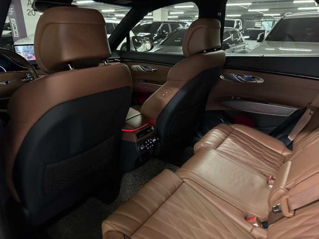 Genesis GV70 - Vista 8