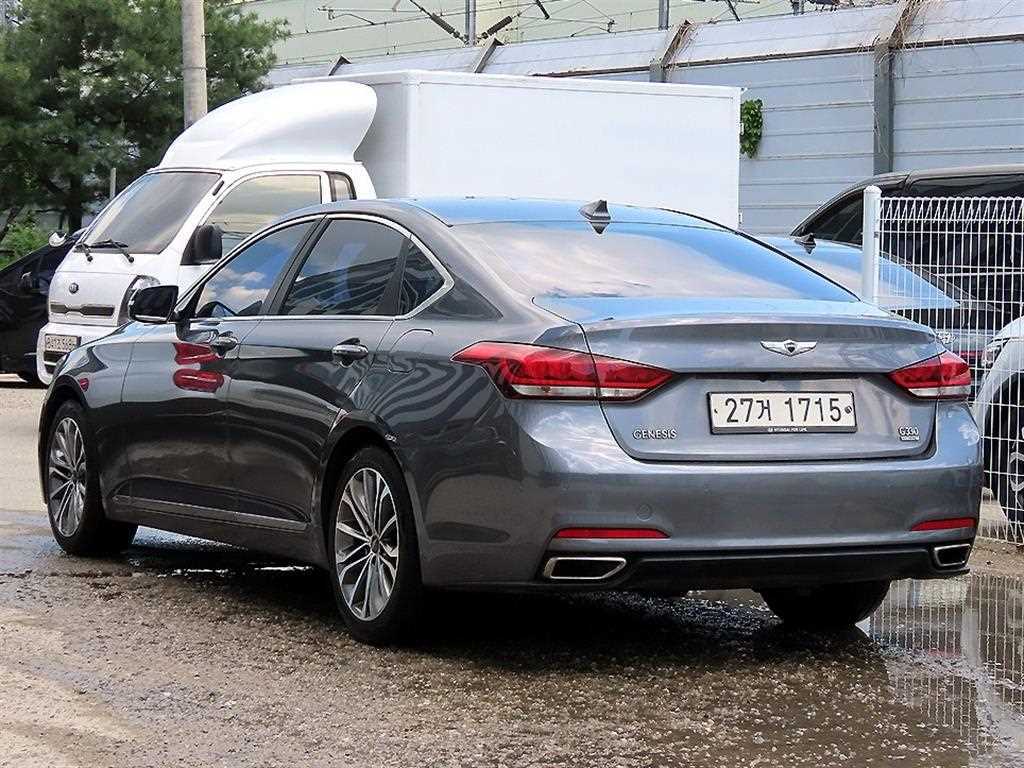 HYUNDAI Genesis - Vista 3