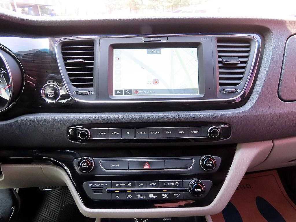 KIA Carnival - Vista 12