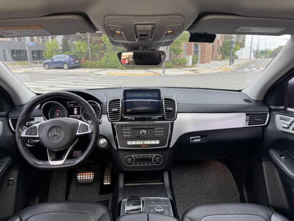 Mercedes Benz GLE Class - Vista 8