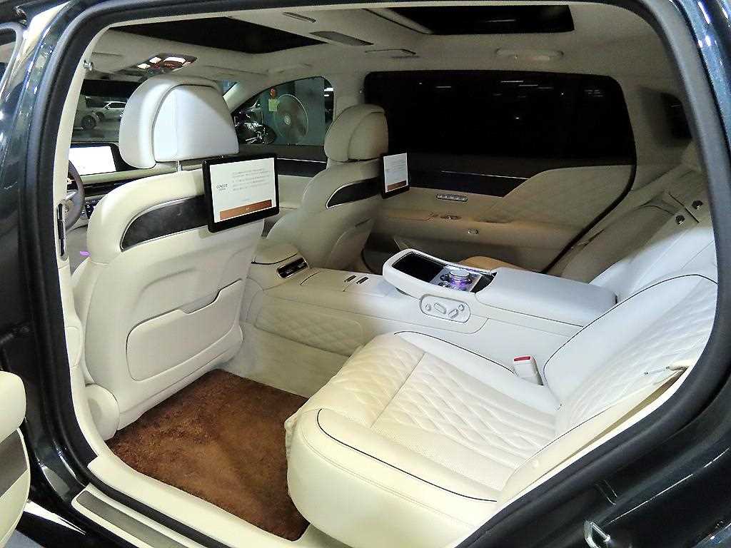 Genesis G90 - Vista 7