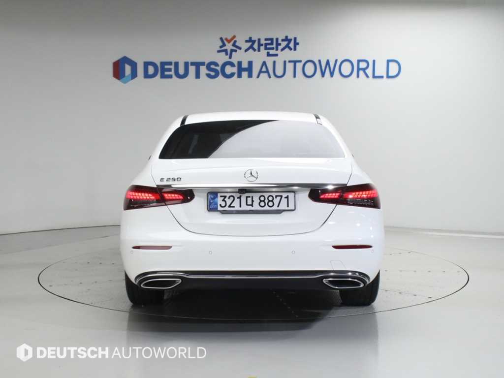 Mercedes Benz E class - Vista 4
