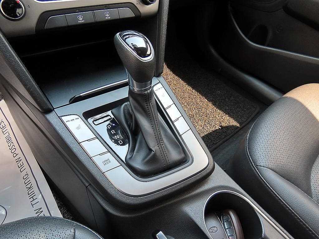 HYUNDAI Avante - Vista 10