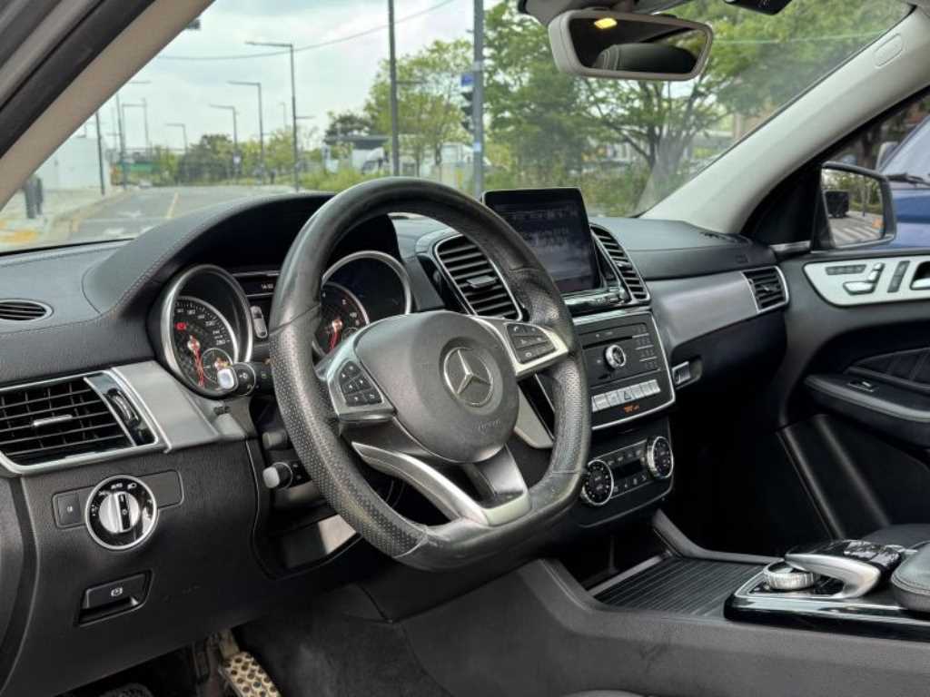 Mercedes Benz GLE Class - Vista 9