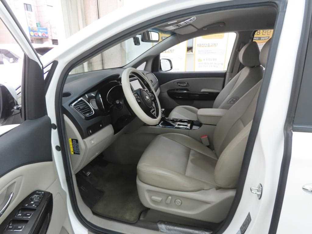 KIA Carnival - Vista 5