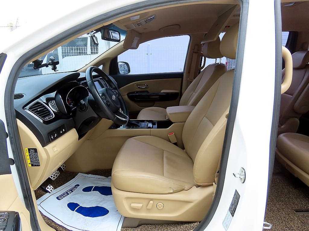 KIA Carnival - Vista 5
