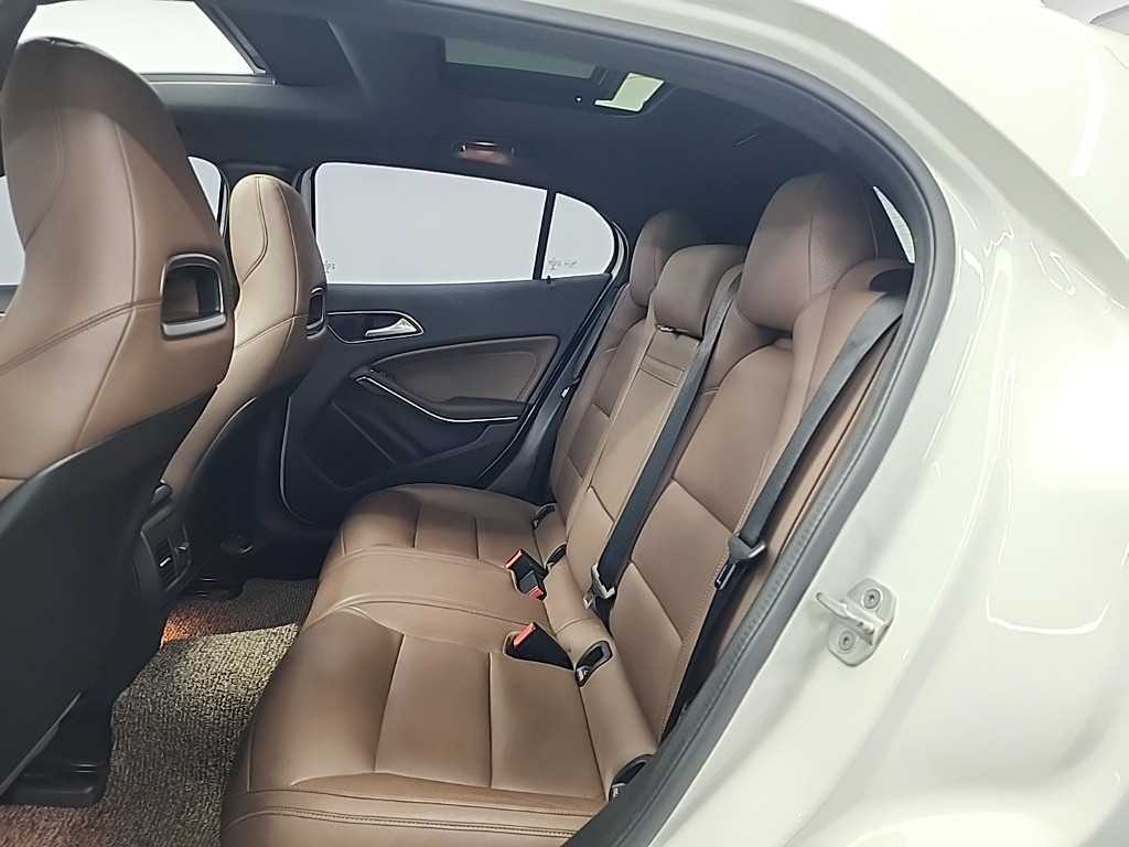 Mercedes Benz GLA Class - Vista 12