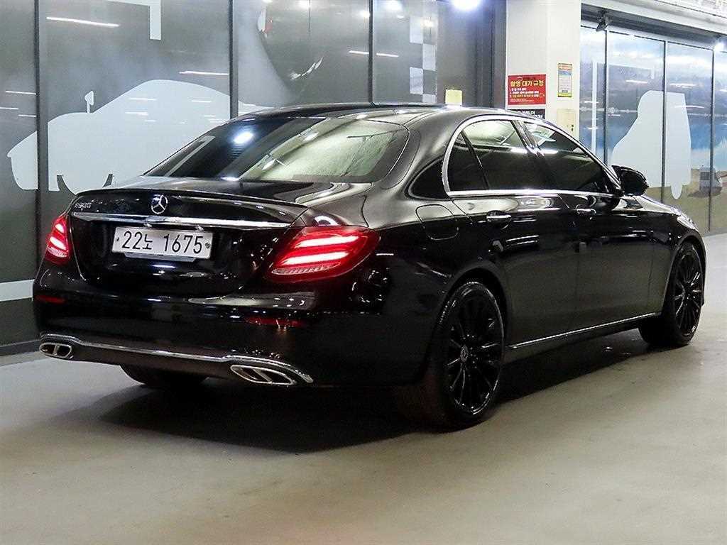 Mercedes Benz E class - Vista 4