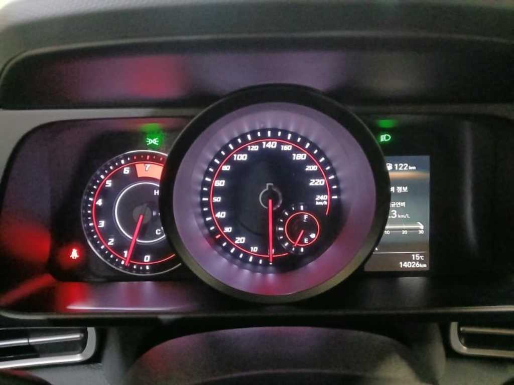 HYUNDAI Avante - Vista 9