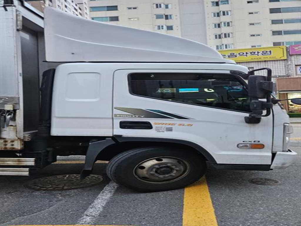 medium and large cargo truck - Vista 7
