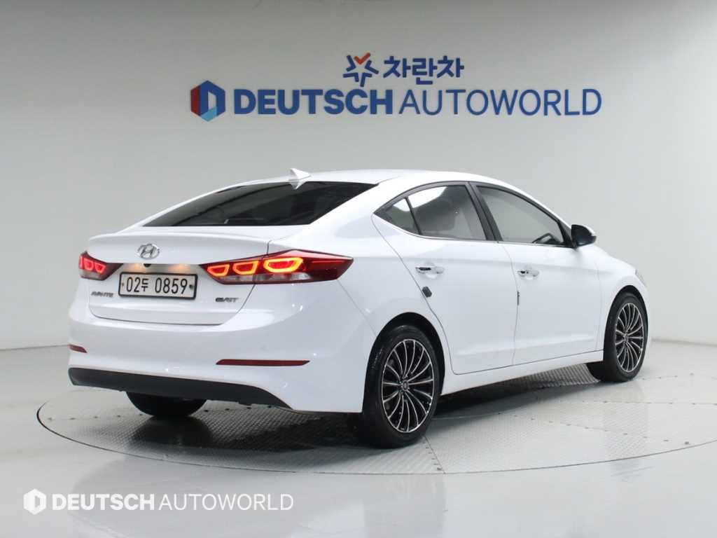 HYUNDAI Avante - Vista 2