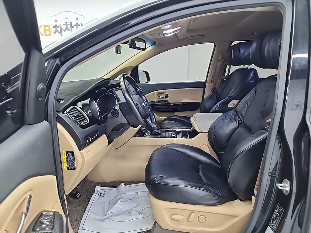 KIA Carnival - Vista 11