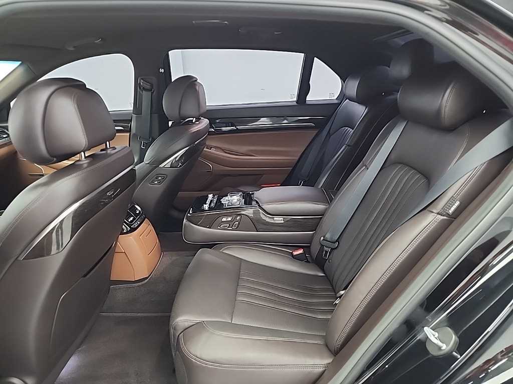 Genesis G90 - Vista 12