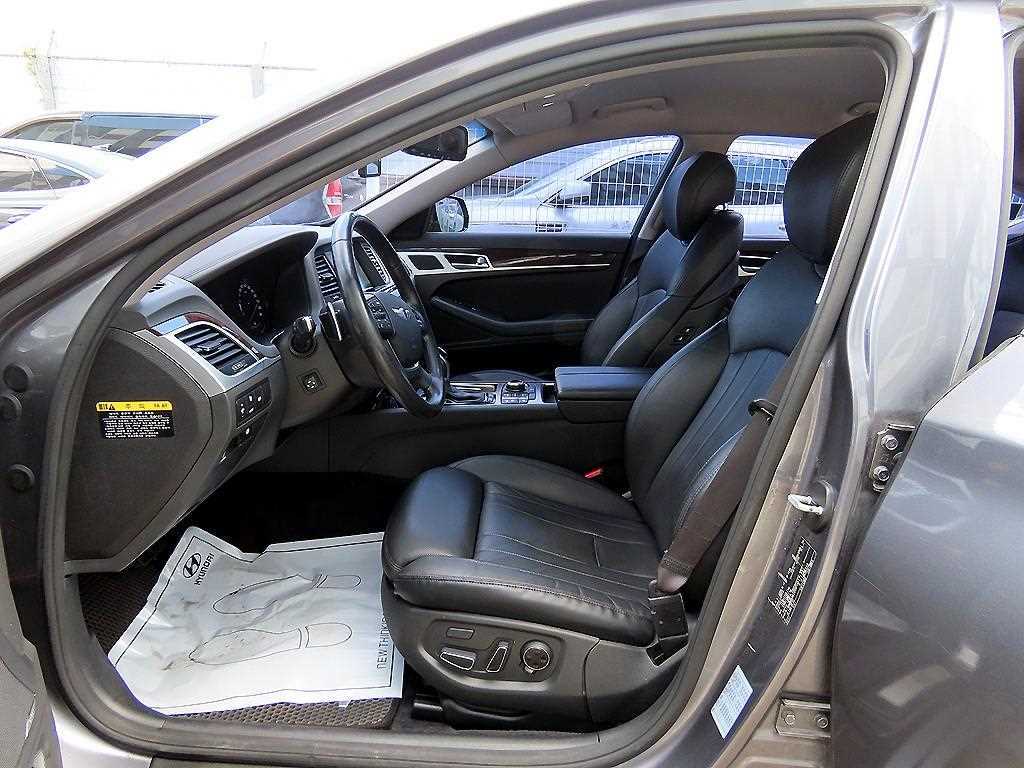 HYUNDAI Genesis - Vista 5