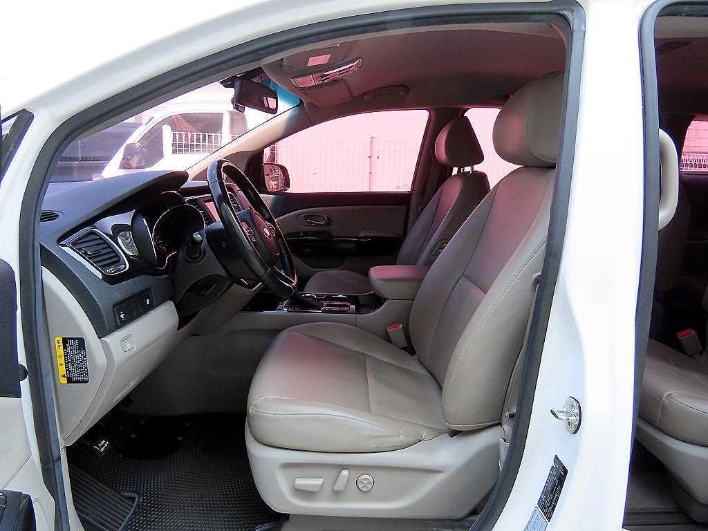 KIA Carnival - Vista 5