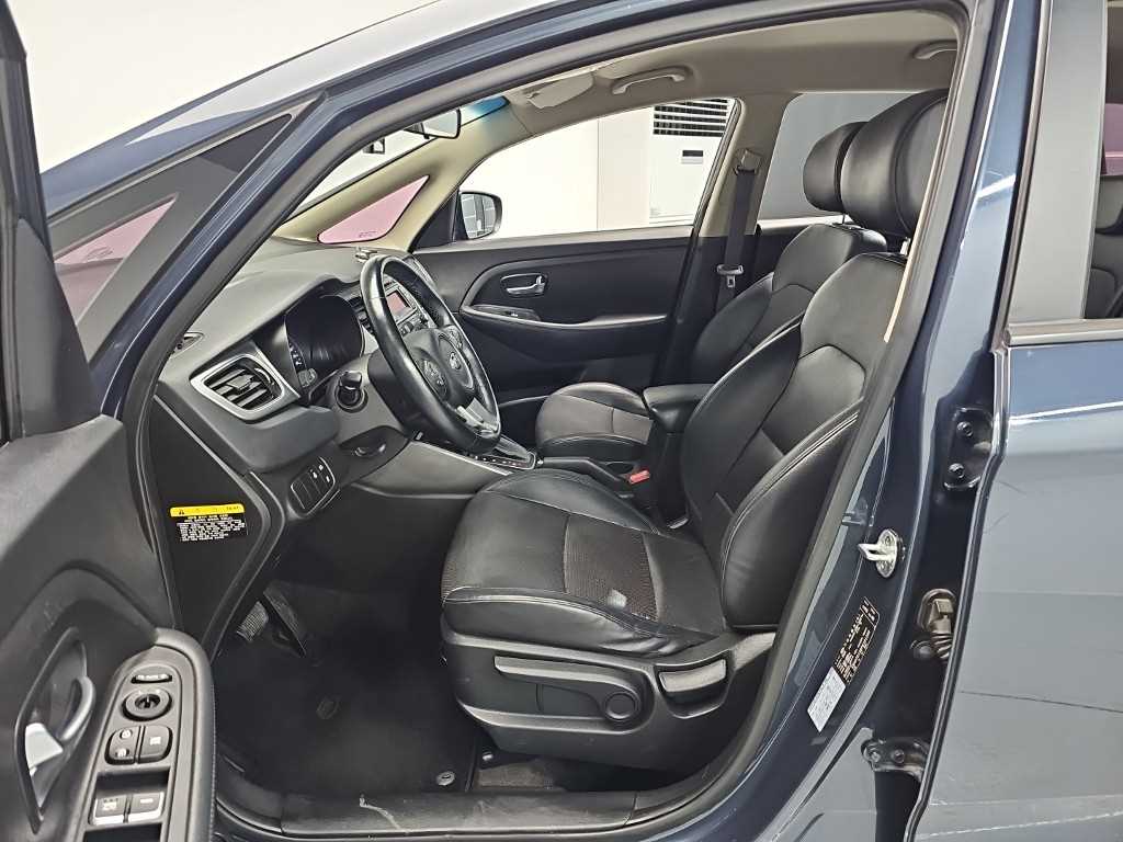KIA Carens - Vista 11