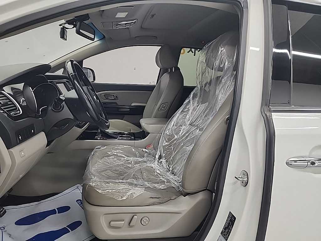 KIA Carnival - Vista 11