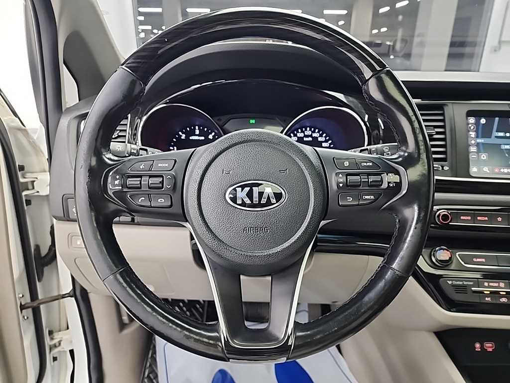 KIA Carnival - Vista 9