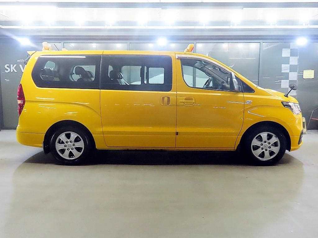 HYUNDAI Starex - Vista 3