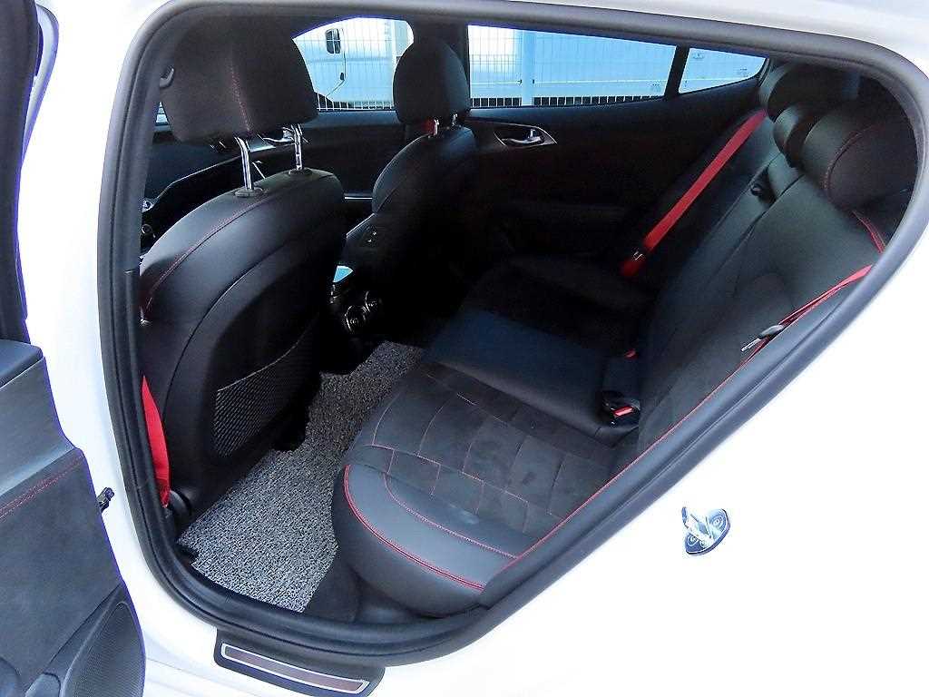 KIA Stinger - Vista 6