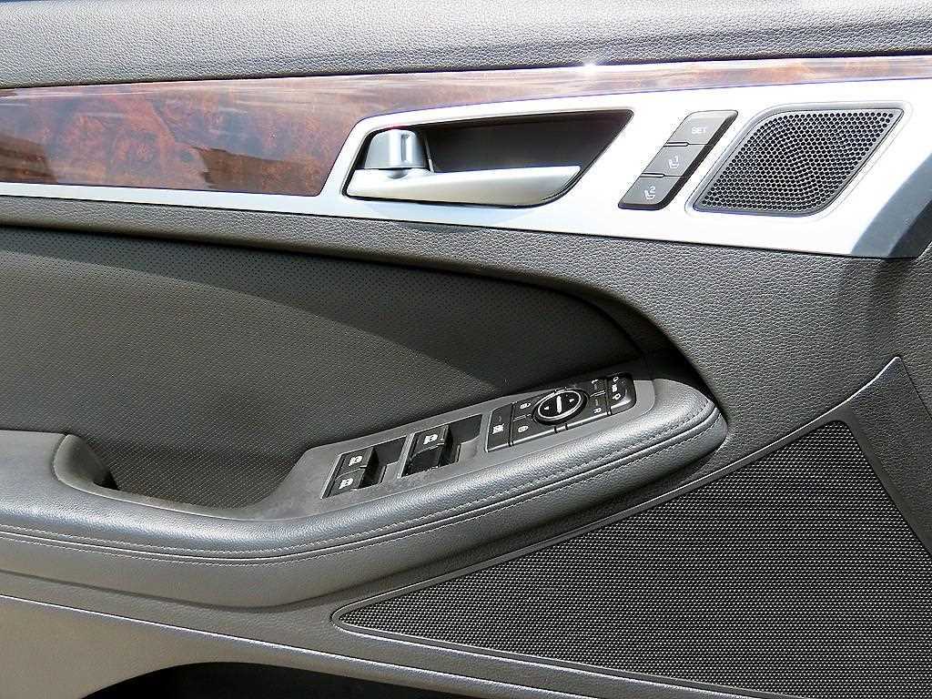 HYUNDAI Genesis - Vista 12