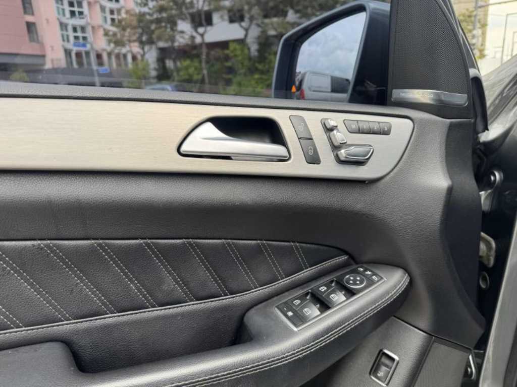 Mercedes Benz GLE Class - Vista 12