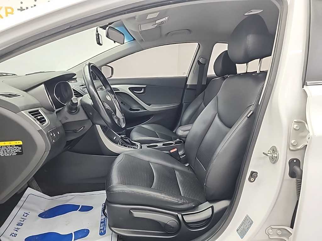 HYUNDAI Avante - Vista 11