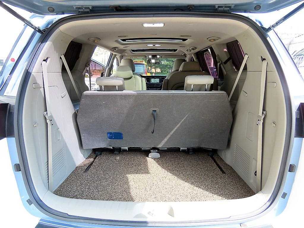 KIA Carnival - Vista 10