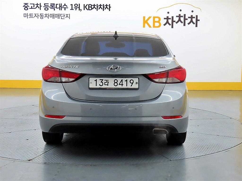 HYUNDAI Avante - Vista 3