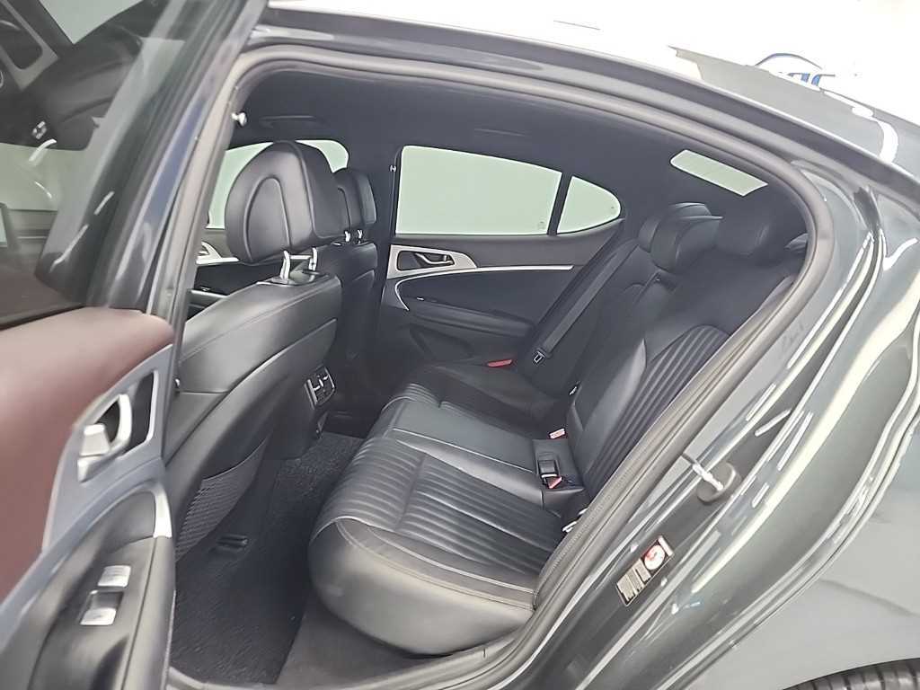 Genesis G70 - Vista 12