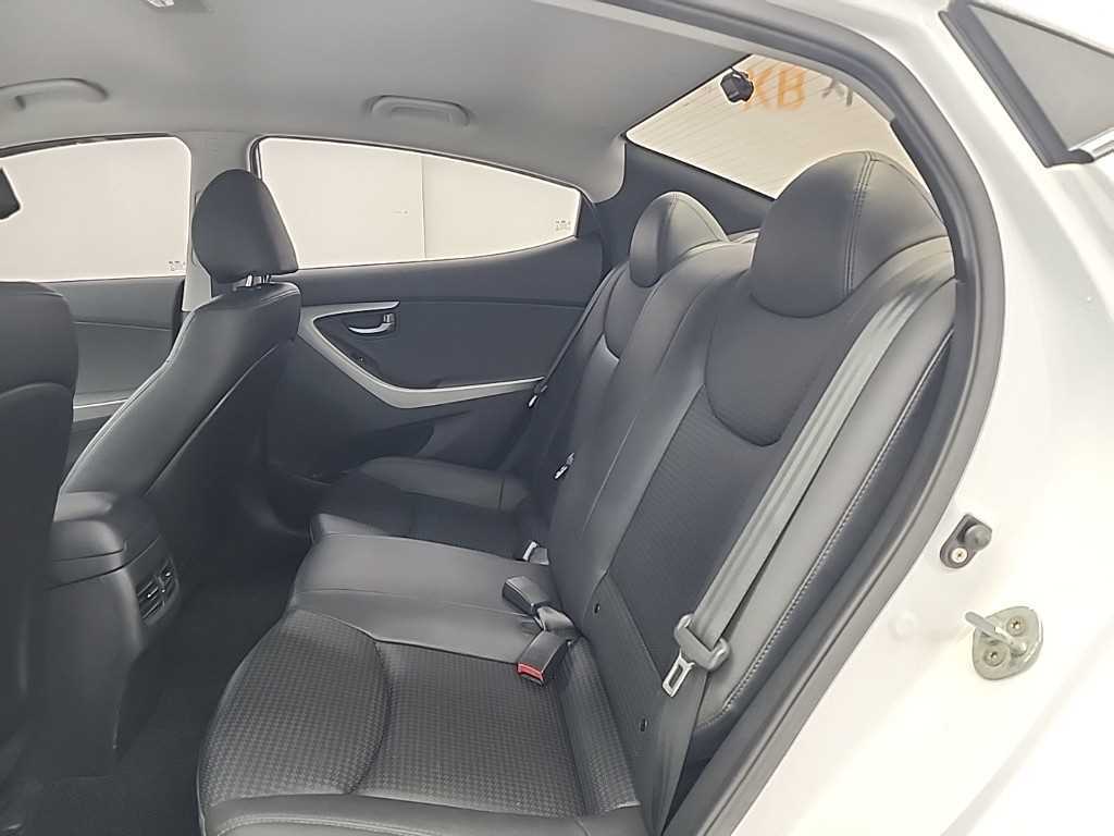 HYUNDAI Avante - Vista 12