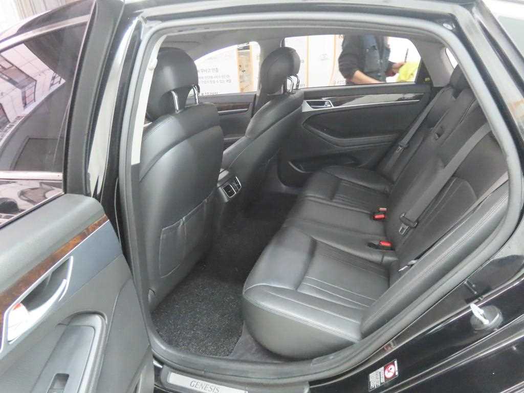 HYUNDAI Genesis - Vista 6