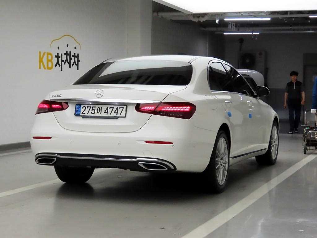 Mercedes Benz E class - Vista 4