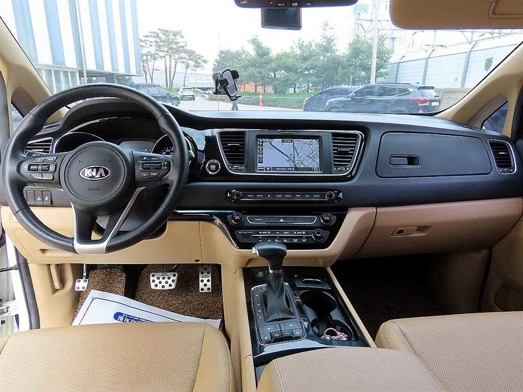 KIA Carnival - Vista 8
