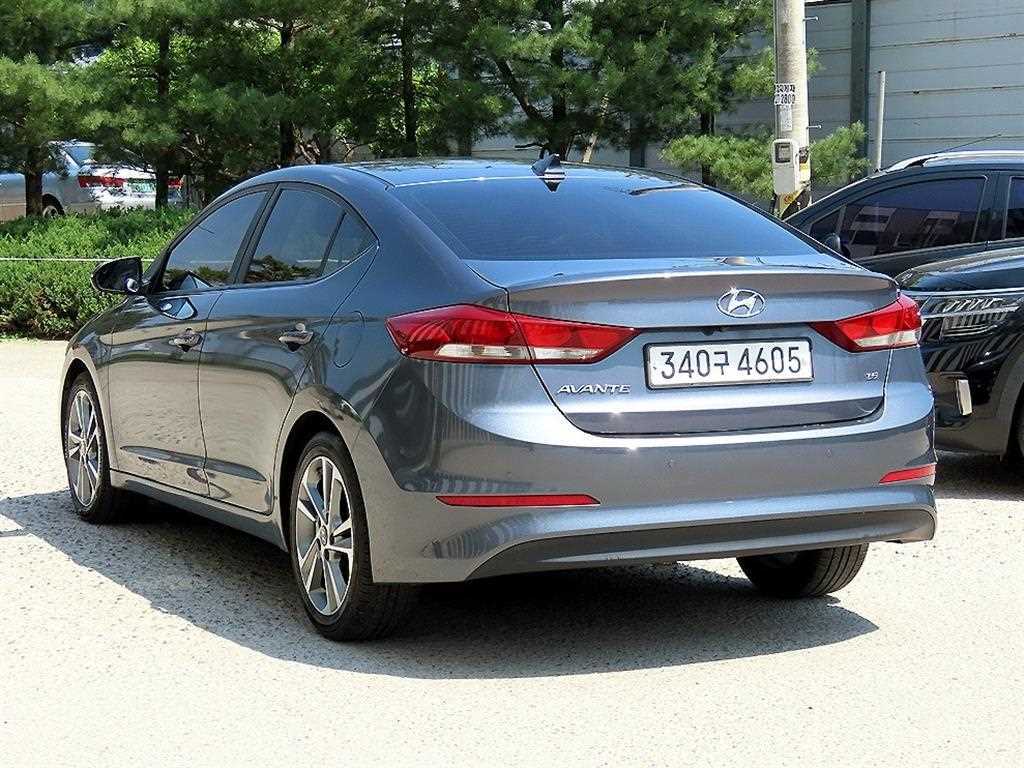 HYUNDAI Avante - Vista 3