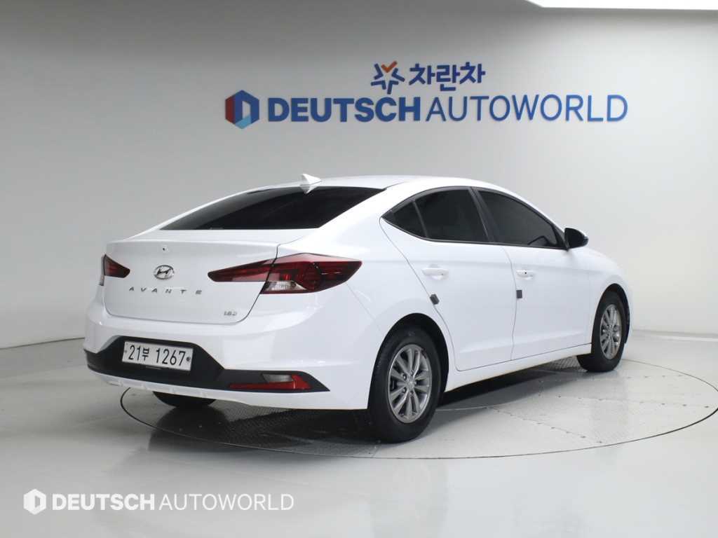 HYUNDAI Avante - Vista 2