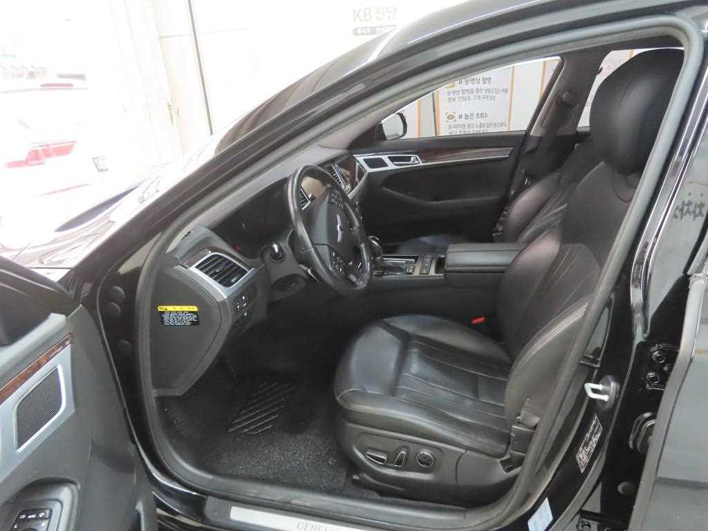 HYUNDAI Genesis - Vista 5