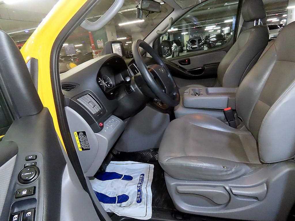 HYUNDAI Starex - Vista 6