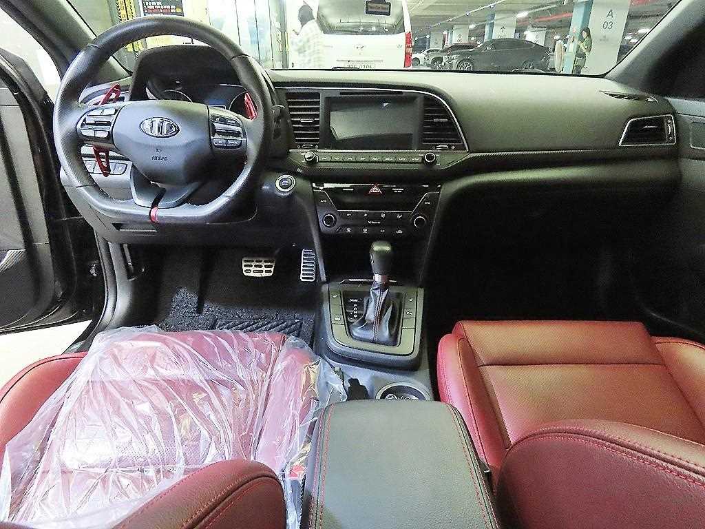 HYUNDAI Avante - Vista 10