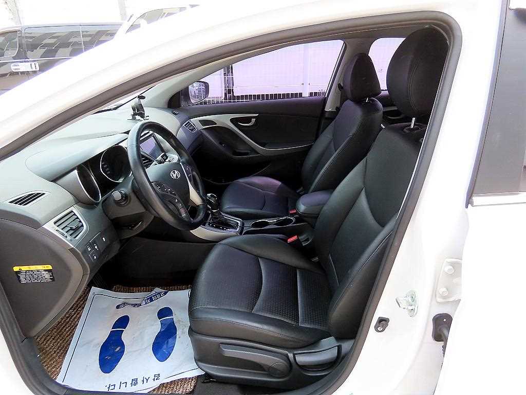 HYUNDAI Avante - Vista 5